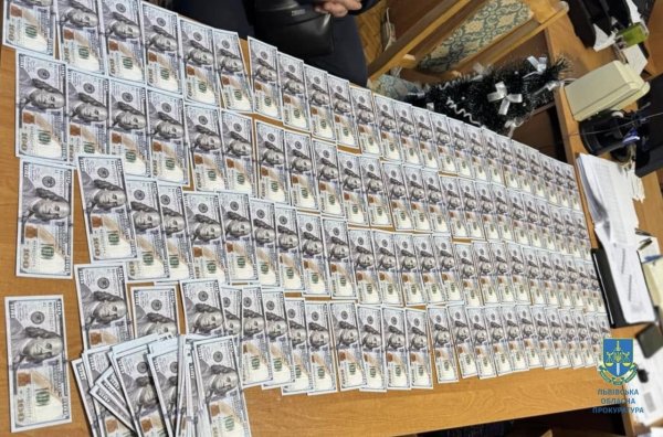На Львівщині депутата райради упіймали на хабарі розміром $20 000
На Львівщині депутата райради упіймали на хабарі розміром $20 000