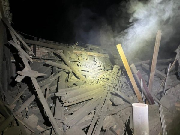 У Нікополі росіяни вбили жінку, поранили чоловіка, понівечили будинки, газопроводи та ЛЕП
У Нікополі росіяни вбили жінку, поранили чоловіка, понівечили будинки, газопроводи та ЛЕП