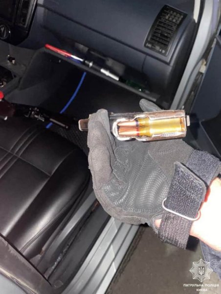 В Киеве на СТО открыли стрельбу из автомата: патрульные задержали подозреваемого В Киеве на СТО открыли стрельбу из автомата: патрульные задержали подозреваемого