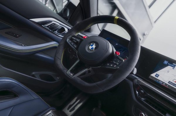 
BMW показала лімітовану версію купе M4 CS на честь Валентино Россі 