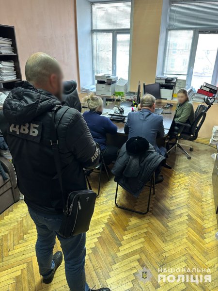 У Києві поліцейські викрили адміністраторку ТСЦ та посадовців автошкіл у незаконних махінаціях 
                                