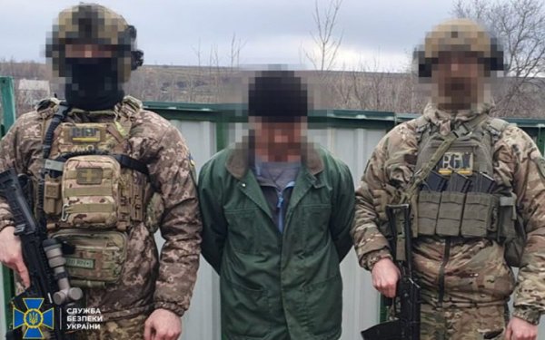 СБУ затримала зрадника, який наводив російські КАБи на позиції захисників Краматорська
СБУ затримала зрадника, який наводив російські КАБи на позиції захисників Краматорська
