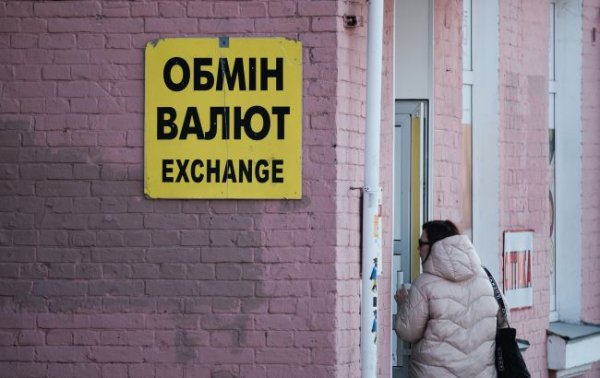 Долар дешевшає: які курси в обмінниках на початку тижня
Долар дешевшає: які курси в обмінниках на початку тижня
