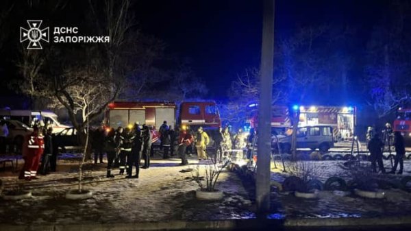 Спасатели показали последствия атаки вражеских дронов на Запорожье Спасатели показали последствия атаки вражеских дронов на Запорожье