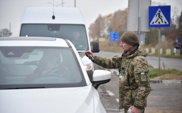 У Держприкордонслужбі пояснили, які категорії чоловіків зможуть возити гуманітарні вантажі з-за кордону
У Держприкордонслужбі пояснили, які категорії чоловіків зможуть возити гуманітарні вантажі з-за кордону