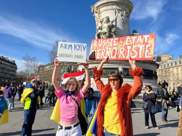 В Париже в поддержку Украины собрались более 10 тысяч человек В Париже в поддержку Украины собрались более 10 тысяч человек