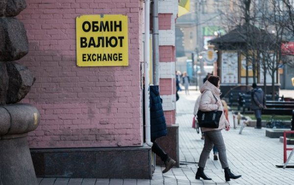 Скільки коштують долар і євро: обмінні пункти виставили нові курси валют
Скільки коштують долар і євро: обмінні пункти виставили нові курси валют