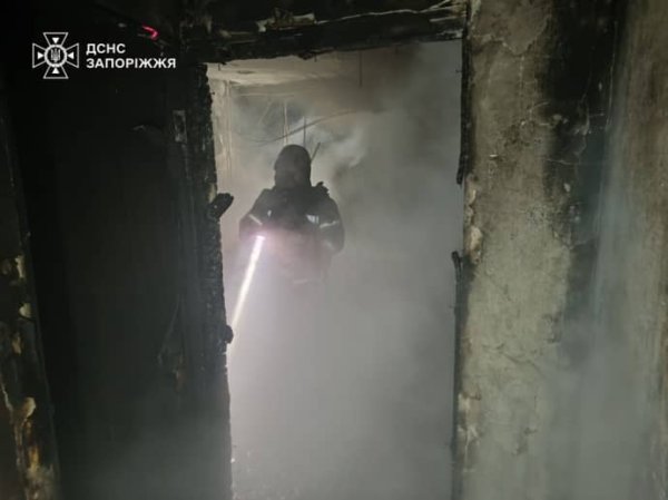 Спасатели показали последствия атаки вражеских дронов на Запорожье Спасатели показали последствия атаки вражеских дронов на Запорожье