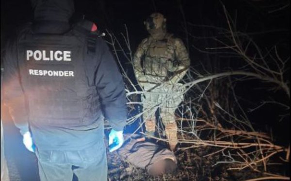 Правоохоронці підозрюють мешканця Донеччини у організації переправлення чоловіків призовного віку за кордон
Правоохоронці підозрюють мешканця Донеччини у організації переправлення чоловіків призовного віку за кордон