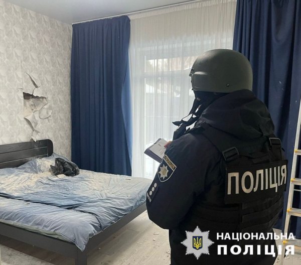 На Київщині внаслідок атаки російських "шахедів" пошкоджено приватний будинок і автівки
На Київщині внаслідок атаки російських "шахедів" пошкоджено приватний будинок і автівки