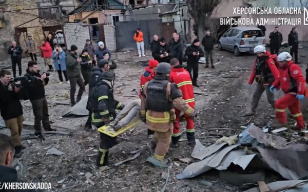 Росіяни вдарили по житловій забудові Херсона КАБом. Відомо про двох поранених
Росіяни вдарили по житловій забудові Херсона КАБом. Відомо про двох поранених