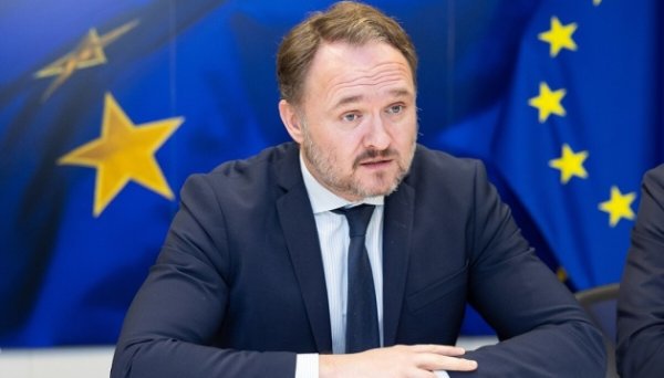 Єврокомісар: За три роки ми імпортували стільки палива з РФ, що можна купити 2400 літаків F-35 Єврокомісар: За три роки ми імпортували стільки палива з РФ, що можна купити 2400 літаків F-35