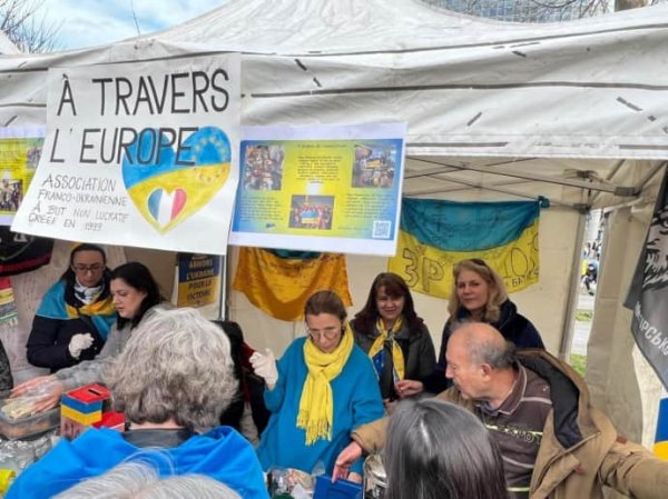 В Париже в поддержку Украины собрались более 10 тысяч человек В Париже в поддержку Украины собрались более 10 тысяч человек