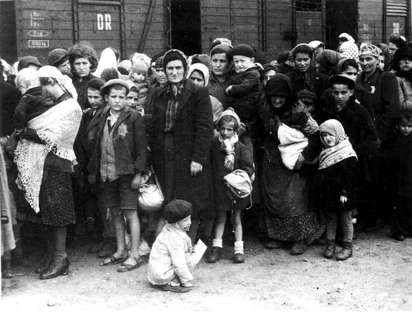 Історик Василь Расевич: В СРСР синагоги перетворювали на склади, а іврит витісняли з побуту
Історик Василь Расевич: В СРСР синагоги перетворювали на склади, а іврит витісняли з побуту