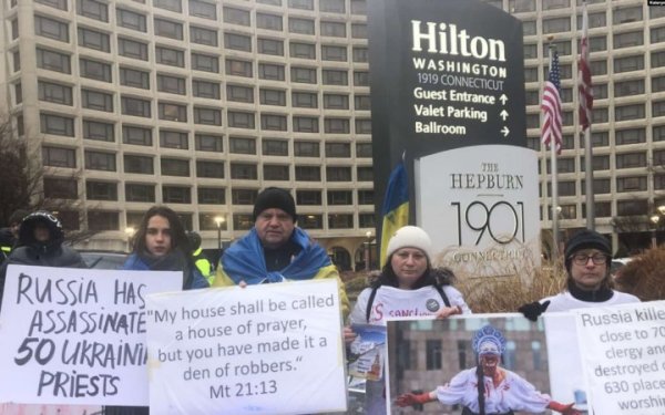 Українці організували мітинг у Вашингтоні проти російських пасторів
Українці організували мітинг у Вашингтоні проти російських пасторів