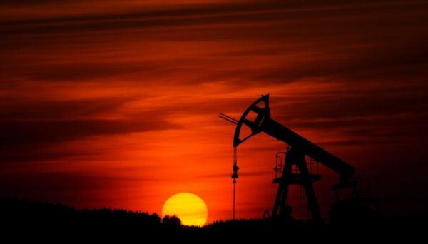 Нафта дорожчає на тлі затримок тарифів США Нафта дорожчає на тлі затримок тарифів США