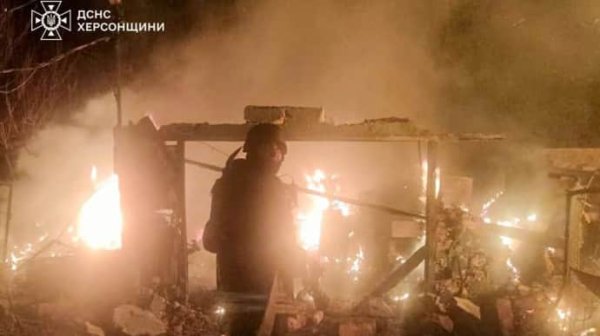 В Херсоне российский обстрел разрушил дом: спасатели нашли тело мужчины В Херсоне российский обстрел разрушил дом: спасатели нашли тело мужчины