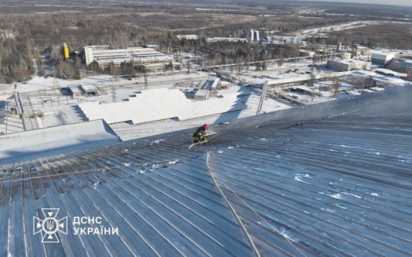 На Чорнобильській АЕС досі триває гасіння осередків тління після удару російського дрона
На Чорнобильській АЕС досі триває гасіння осередків тління після удару російського дрона