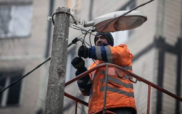 Під ударом енергетика. По Україні вводять аварійні відключення світла через атаку РФ
Під ударом енергетика. По Україні вводять аварійні відключення світла через атаку РФ