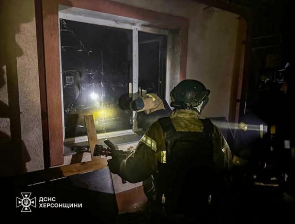 В Херсоне российский обстрел разрушил дом: спасатели нашли тело мужчины В Херсоне российский обстрел разрушил дом: спасатели нашли тело мужчины