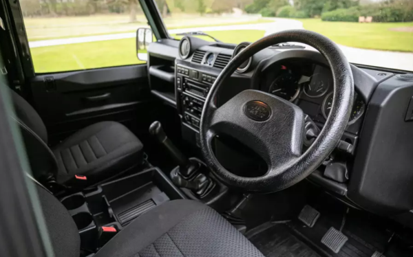 Land Rover Defender короля Британії продадуть на аукціоні
Land Rover Defender короля Британії продадуть на аукціоні