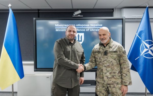 Умєров і голова Військового комітету НАТО обговорили пришвидшення постачання зброї на передову
Умєров і голова Військового комітету НАТО обговорили пришвидшення постачання зброї на передову