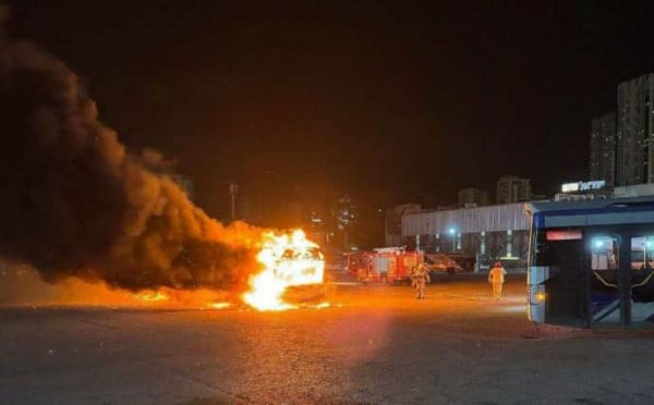 В Израиле взорвались три пустых автобуса: террористы, вероятно, перепутали время детонации В Израиле взорвались три пустых автобуса: террористы, вероятно, перепутали время детонации