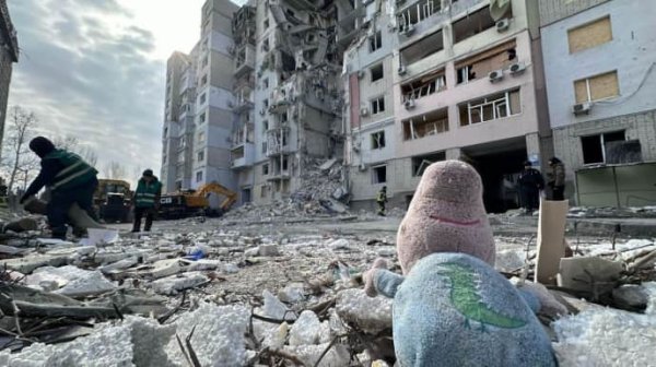 В Херсоне под завалами дома нашли тело матери: двое ее детей ранены В Херсоне под завалами дома нашли тело матери: двое ее детей ранены