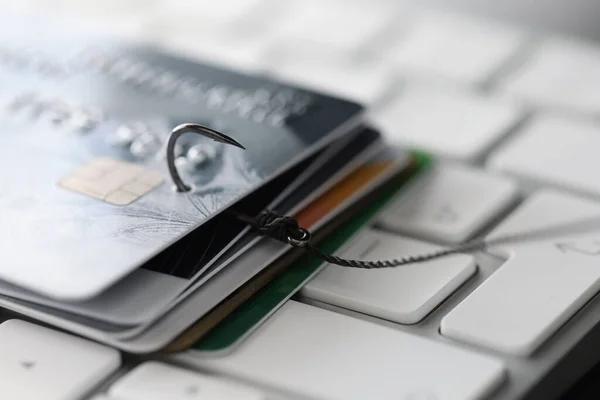 Более 83% всех мошеннических схем с платежными картами приходятся на интернет-схемы — банкир
Более 83% всех мошеннических схем с платежными картами приходятся на интернет-схемы — банкир