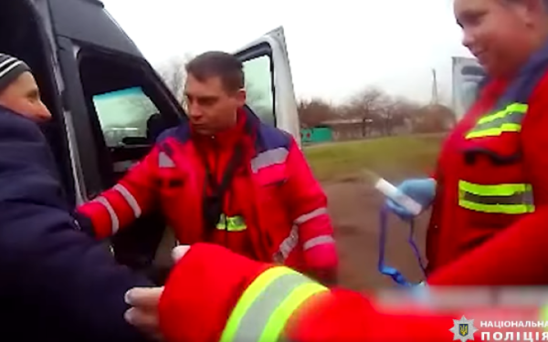 На Херсонщині поліцейські евакуювали пораненого чоловіка
На Херсонщині поліцейські евакуювали пораненого чоловіка
