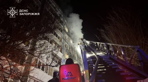 Спасатели показали последствия атаки вражеских дронов на Запорожье Спасатели показали последствия атаки вражеских дронов на Запорожье