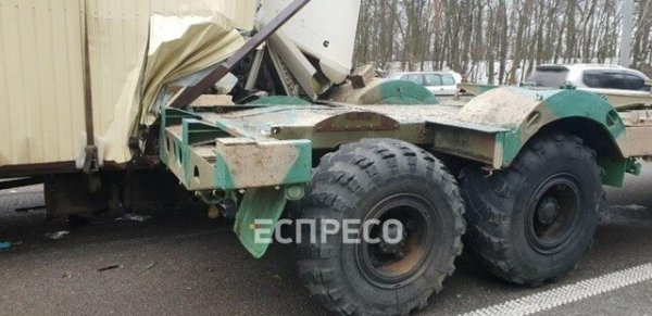Грузовик, который перевозил МАФ, влетел в военный КрАЗ Грузовик, который перевозил МАФ, влетел в военный КрАЗ