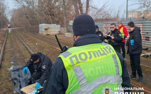 У Києві біля станції трамваю знайшли вбитого чоловіка
У Києві біля станції трамваю знайшли вбитого чоловіка