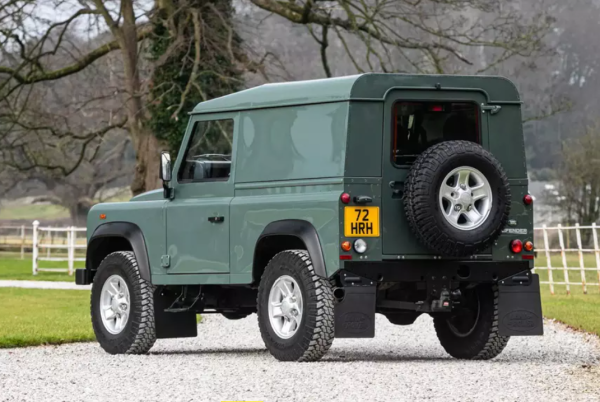 Land Rover Defender короля Британії продадуть на аукціоні
Land Rover Defender короля Британії продадуть на аукціоні