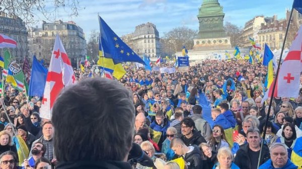 В Париже в поддержку Украины собрались более 10 тысяч человек В Париже в поддержку Украины собрались более 10 тысяч человек