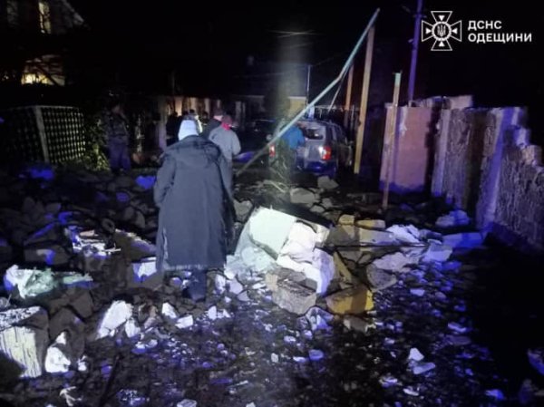 Из-за атаки "Шахедов" возле Одессы пострадали три человека Из-за атаки "Шахедов" возле Одессы пострадали три человека
