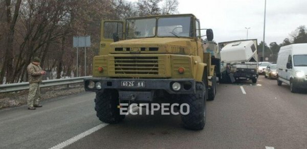 Грузовик, который перевозил МАФ, влетел в военный КрАЗ Грузовик, который перевозил МАФ, влетел в военный КрАЗ