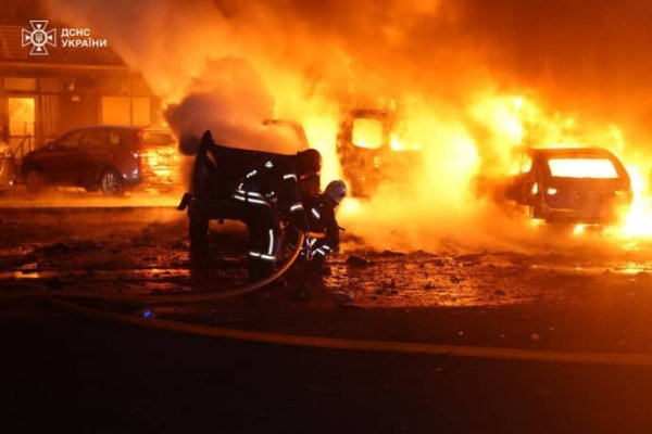 В Сумах "Шахед" попал в автостоянку в жилом квартале В Сумах "Шахед" попал в автостоянку в жилом квартале