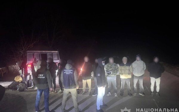На Закарпатті чоловіки намагалися добратися до угорського кордону у вантажівці із піском
На Закарпатті чоловіки намагалися добратися до угорського кордону у вантажівці із піском