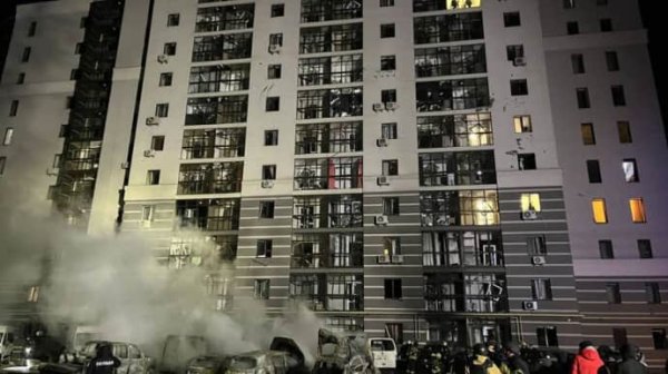 В Сумах "Шахед" попал в автостоянку в жилом квартале В Сумах "Шахед" попал в автостоянку в жилом квартале