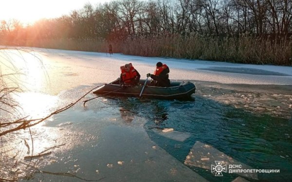 У Чернігові чоловік провалився під кригу, врятувати його не вдалось
У Чернігові чоловік провалився під кригу, врятувати його не вдалось