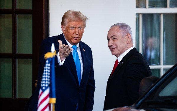 Під носом у Ірану. Чому Трамп "замирює" Близький Схід і як це вплине на війну в Україні
Під носом у Ірану. Чому Трамп "замирює" Близький Схід і як це вплине на війну в Україні
