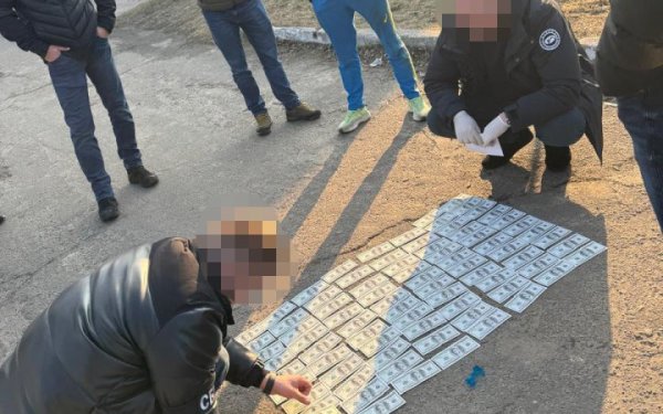 На Волині правоохоронець за $10 тисяч організував переправлення чоловіків через кордон
На Волині правоохоронець за $10 тисяч організував переправлення чоловіків через кордон