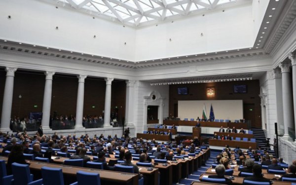 Болгарський парламент схвалив декларацію проти розміщення своїх військ в Україні
Болгарський парламент схвалив декларацію проти розміщення своїх військ в Україні