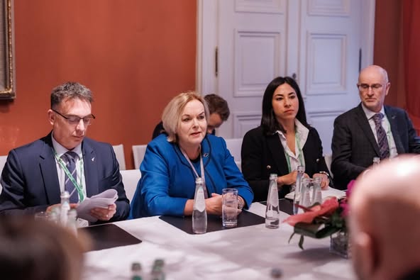 Умєров обговорив із міністеркою оборони Нової Зеландії інвестиції в український ОПК Умєров обговорив із міністеркою оборони Нової Зеландії інвестиції в український ОПК