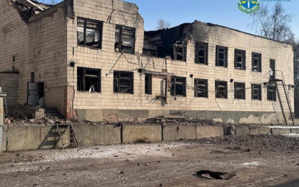 Росіяни вдарили КАБом по підприємству у місті Глухів на Сумщині
Росіяни вдарили КАБом по підприємству у місті Глухів на Сумщині