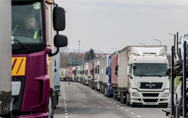 Нові правила виїзду за кордон. Кого з чоловіків стосуються зміни і чи працює "Шлях"
Нові правила виїзду за кордон. Кого з чоловіків стосуються зміни і чи працює "Шлях"