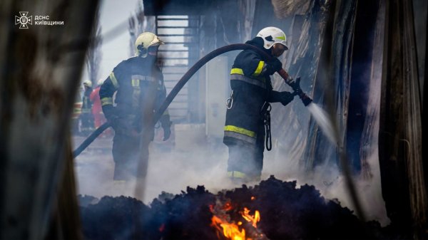 На Київщині ліквідовано пожежу у центрі управління відходами
На Київщині ліквідовано пожежу у центрі управління відходами