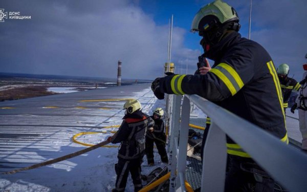 На Чорнобильській АЕС досі триває гасіння одного осередку тління
На Чорнобильській АЕС досі триває гасіння одного осередку тління