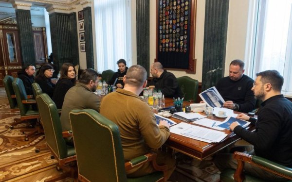 Зеленський провів нараду щодо розвитку Повітряних сил і анонсував кадрові зміни у керівництві Міноборони
Зеленський провів нараду щодо розвитку Повітряних сил і анонсував кадрові зміни у керівництві Міноборони